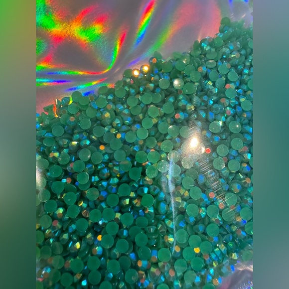 Emerald green flat back rhinestones - Picture 2 of 2